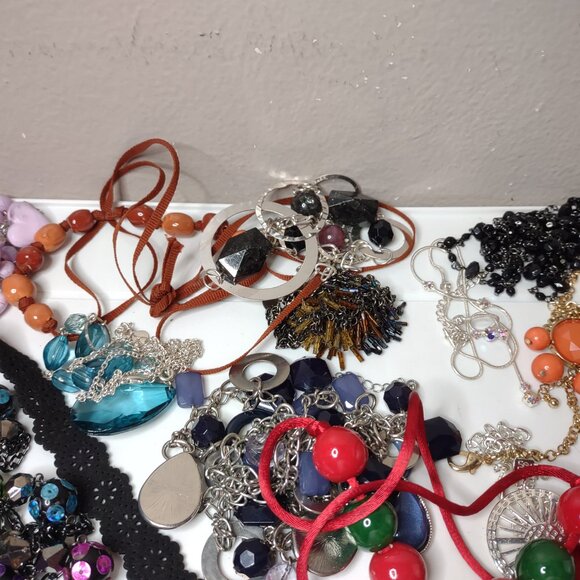 Lot Of Over 50 Necklaces - Picture 10 of 16